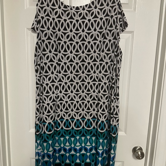 Women’s plus size 2X dress. Asymmetrical one piece slip over head. Multi color - Picture 3 of 4